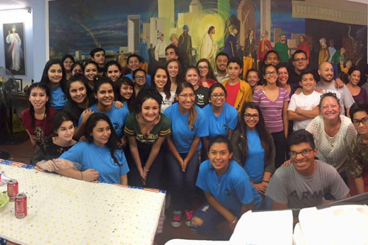 Castro Painting volunteers