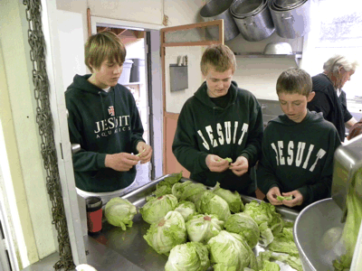 Strake Jesuit tennis team making salad with ingredients they brought